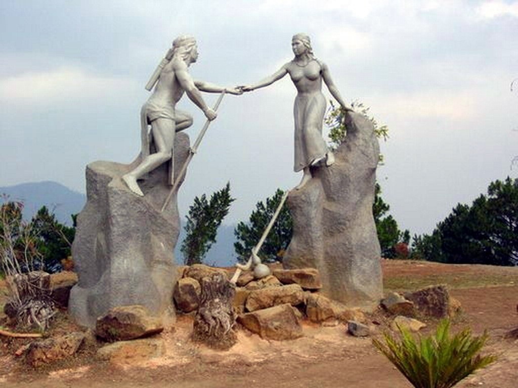Tượng chàng Lang và nàng Biang trên đỉnh núi